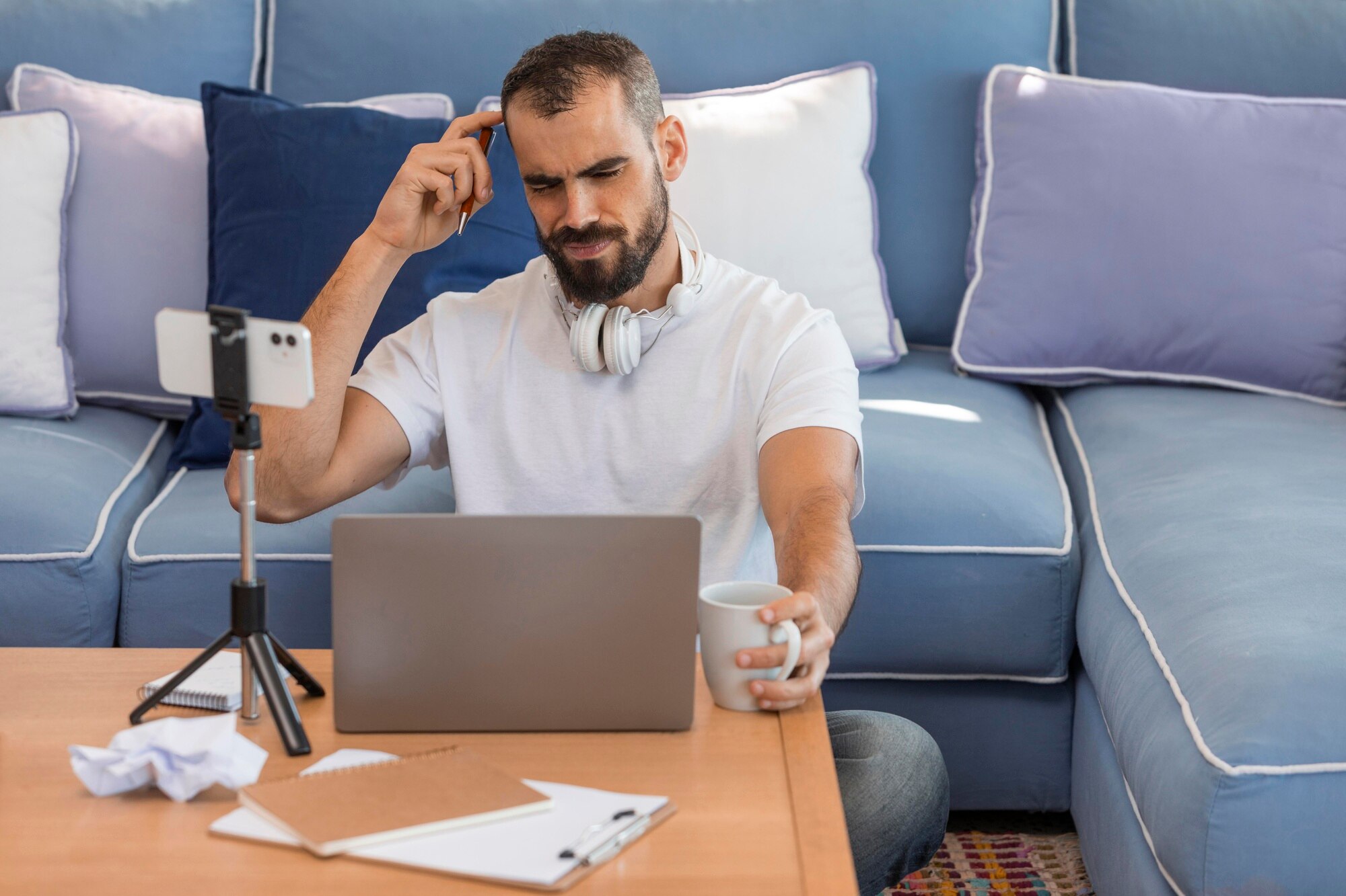 Hombre adulto practicando meditación y equilibrio en entorno tranquilo